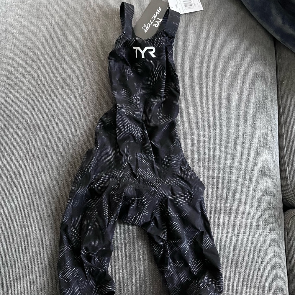 NWT: TYR Women's Avictor 2.0 Swimsuit in Titanium, open back